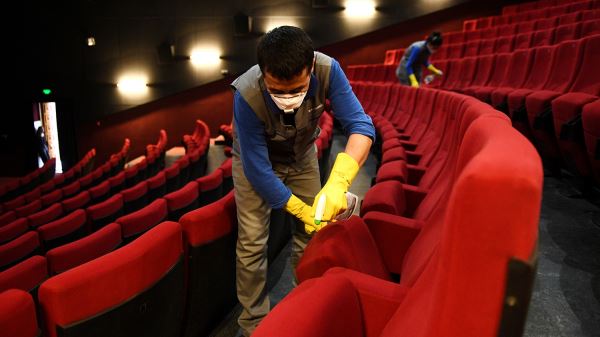 Осенью число зрителей театров и кино сократилось вдвое