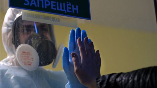 Главный инфекционист РФ назвал ношение перчаток неэффективной мерой