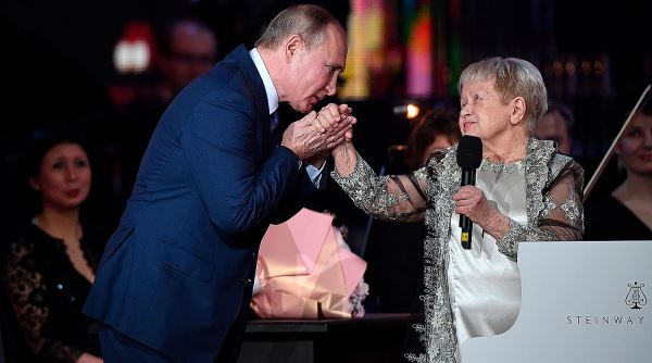 Путин поздравил с 91-летием Александру Пахмутову