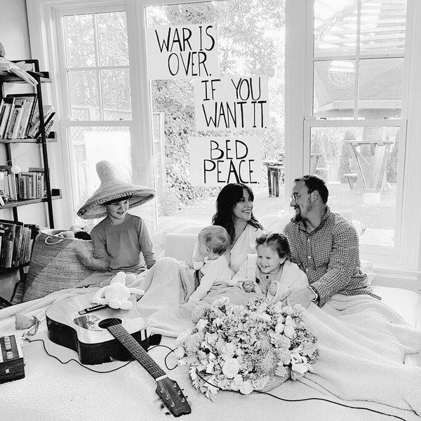 Аланис Мориссетт с семьёй устроила «постельный протест» и перепела «Happy Xmas (War Is Over)» (Видео)